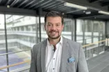 Ein Mann im hellgrauen Jackett