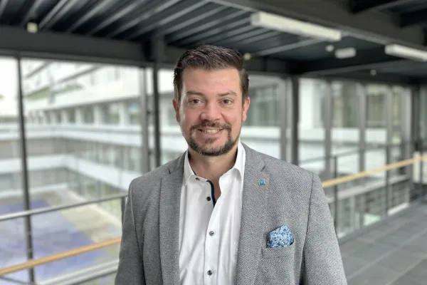 Ein Mann im hellgrauen Jackett